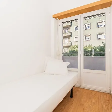 Bright Flat For 4 In Central 4mins To Anjos Station Apartman