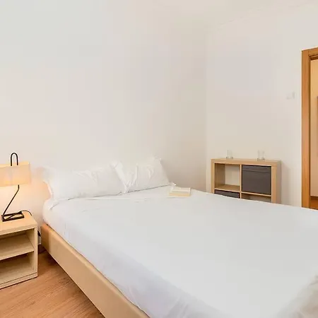 Bright Flat For 4 In Central 4mins To Anjos Station Lisbon